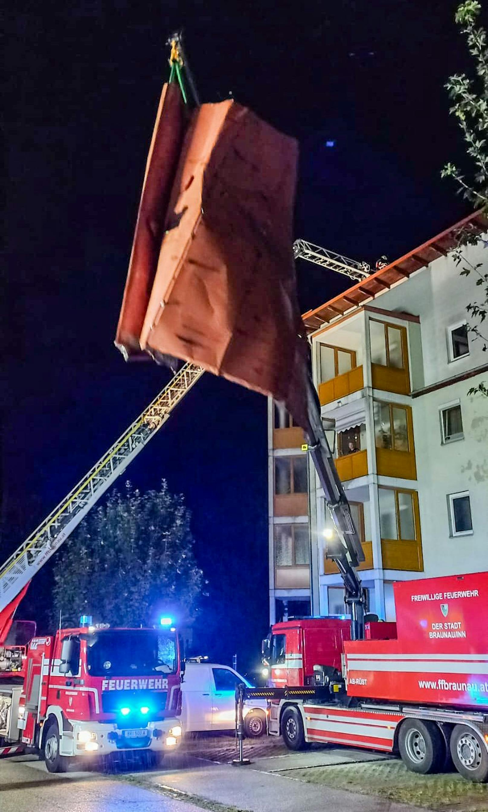 Eine Baustelle eines Wohnhauses musste von der Feuerwehr in Marchtrenk (Bezirk Wels-Land) wieder abgedichtet werden, nachdem die Abdeckung vom Unwetter beschädigt wurde.