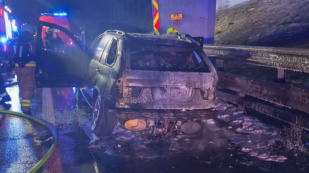 Die Feuerwehr löschte mit Schaum.