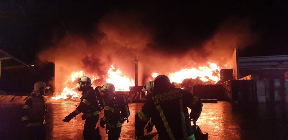 Das Mülllager brannte.