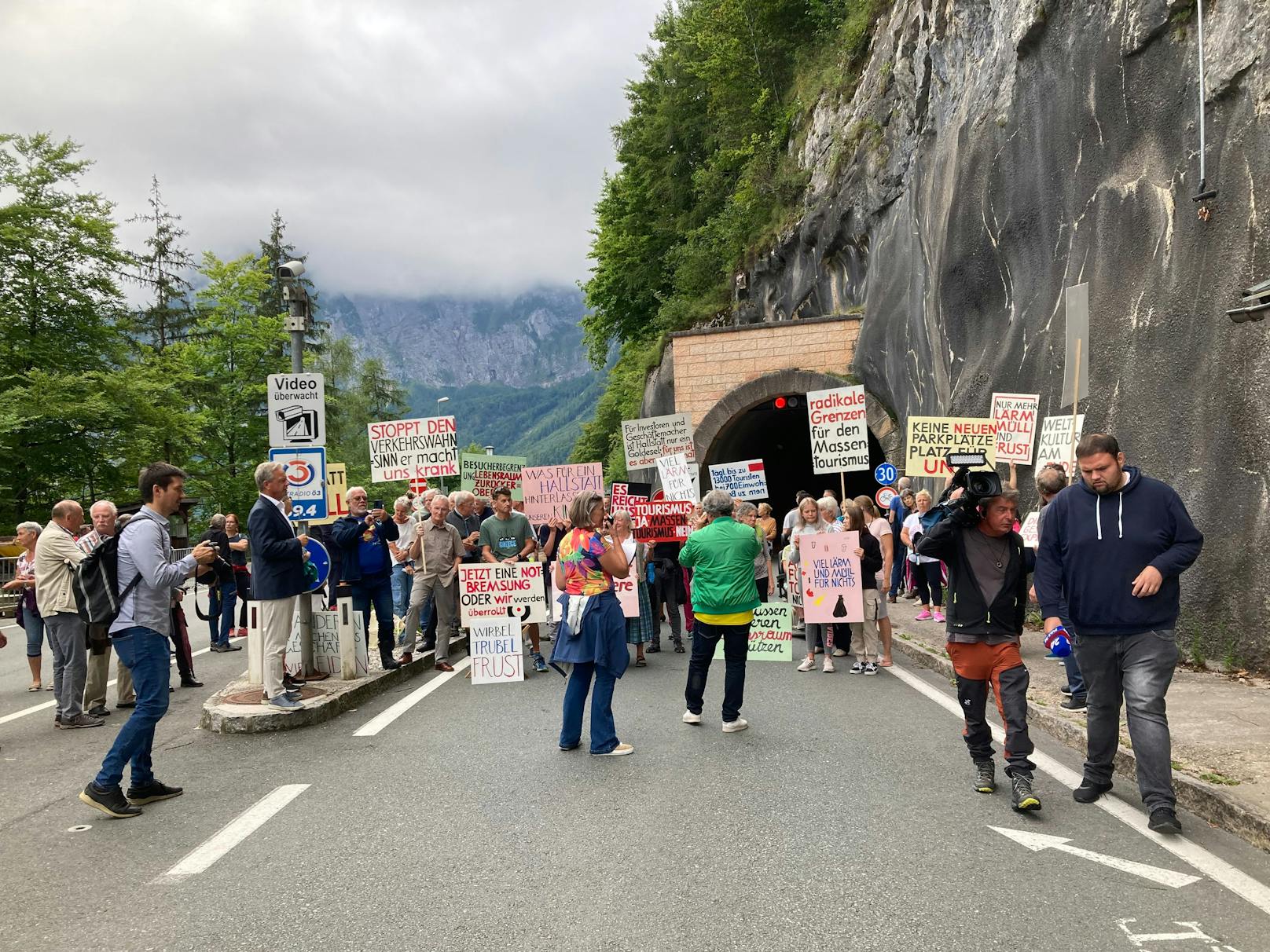 Hallstätter Bewohner blockierten am Sonntagmittag die Tunnelzufahrt. Sie protestierten unter anderem gegen das massive Verkehrsaufkommen im Ort.