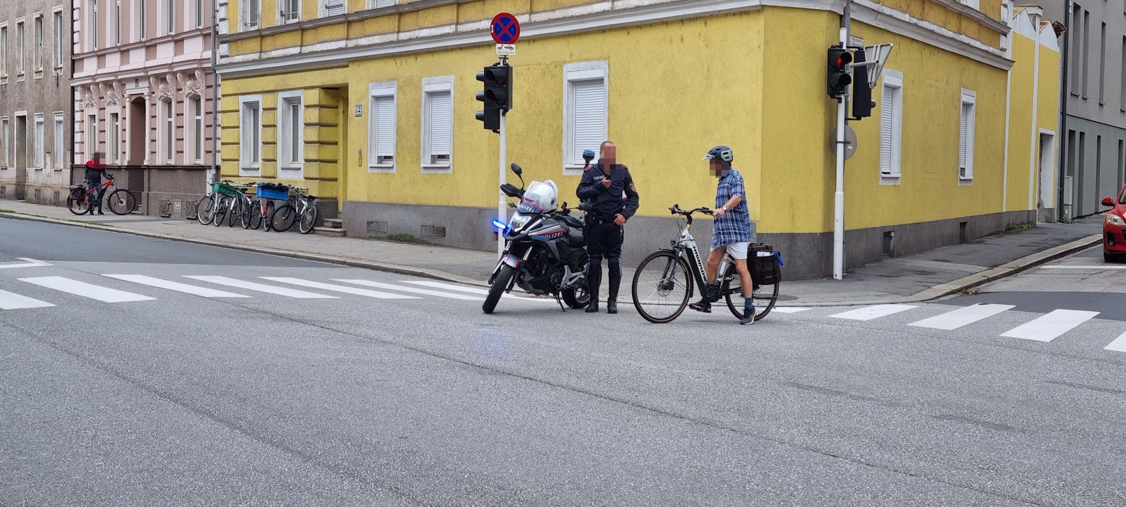 Auf der Ladefläche des Transporters entdeckten die Einsatzkräfte insgesamt 53 Menschen, darunter auch Kinder.