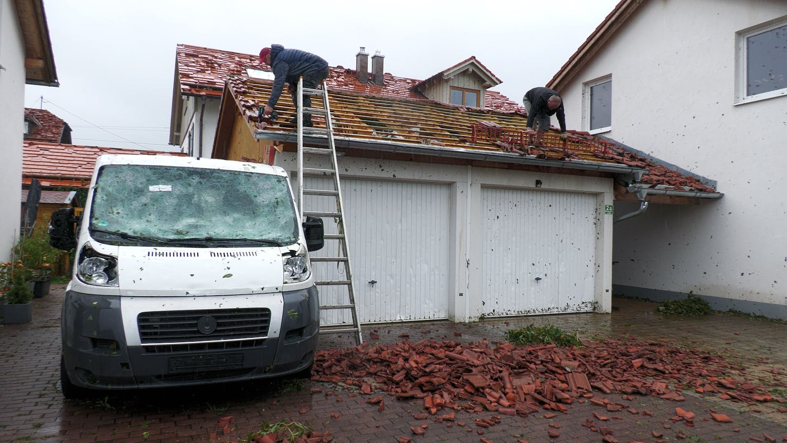Riesenhagel – nahezu jedes Wohnhaus im Ort zerstört