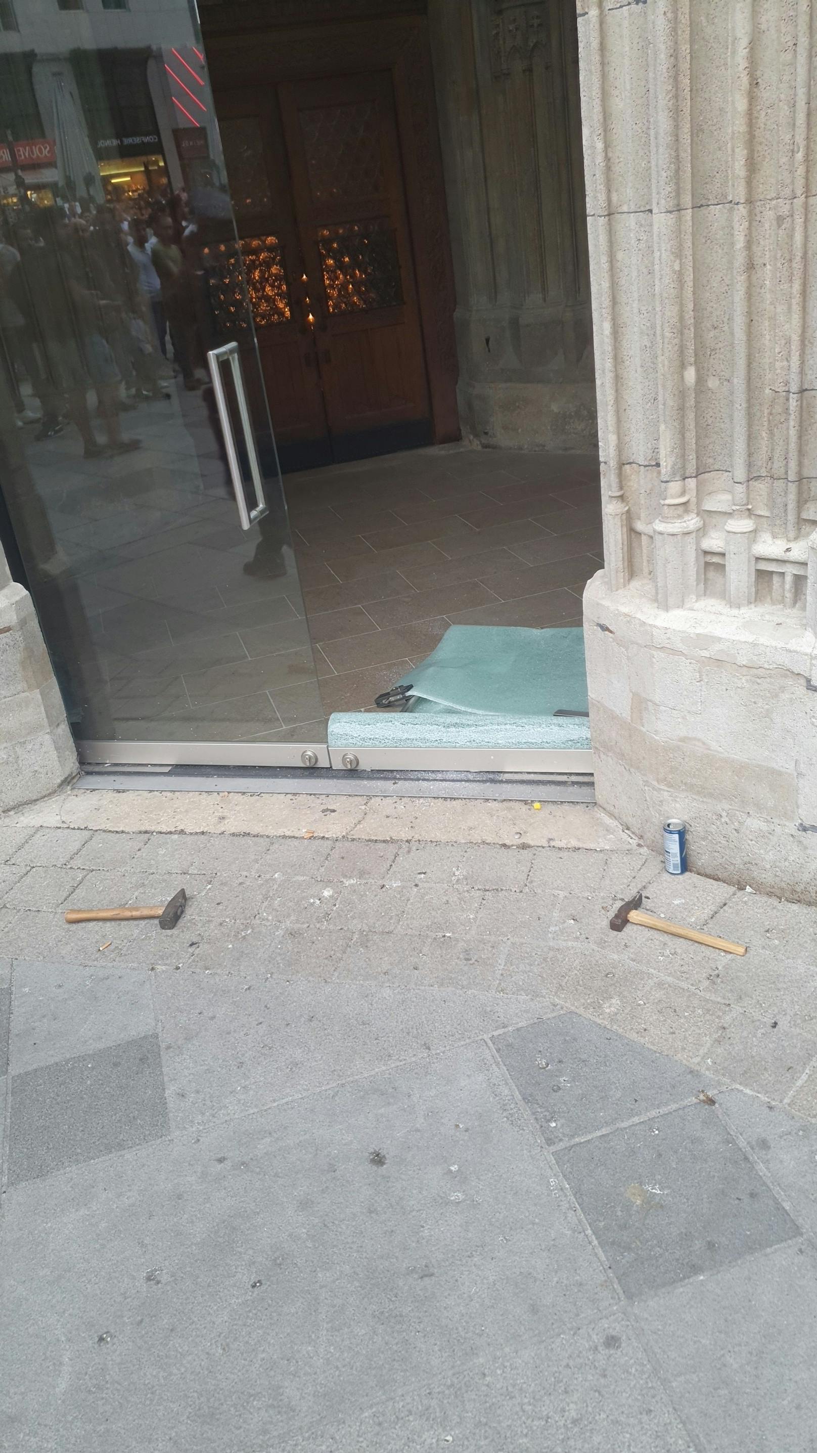Eine Glas-Tür des Stephansdoms wurde am Sonntag zerstört.