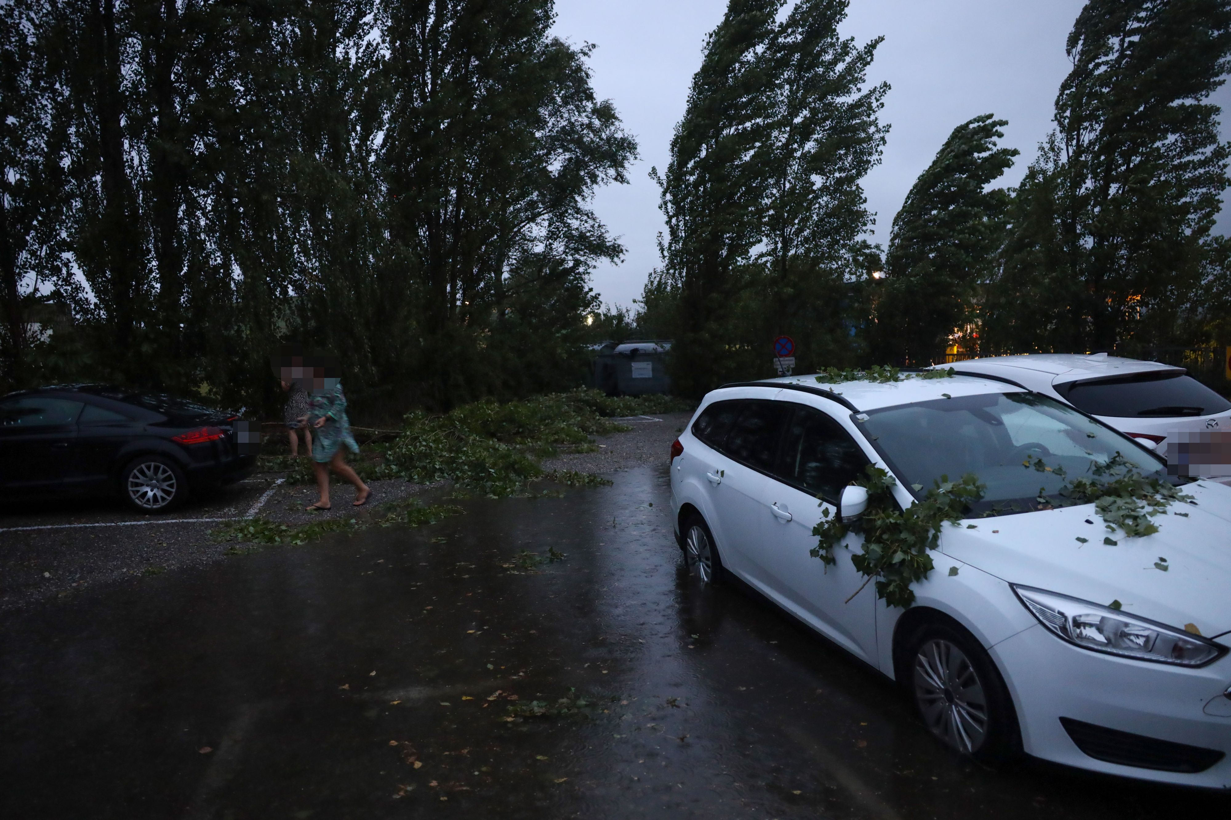 Unwetter in Oberösterreich – Menschen bringen sich vor Orkanböen in Sicherheit.