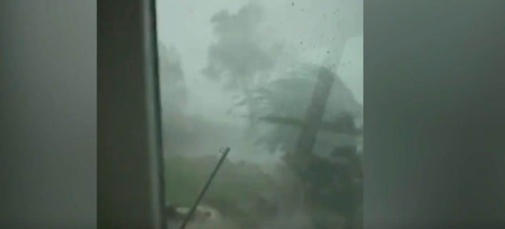 <strong>27.08.2023: Orkanböen decken Dächer ab – Unwetter wütet weiter.</strong> Die Hitzewelle in Österreich geht mit schwersten Gewittern zu Ende. Vor allem in Oberösterreich und Salzburg kam es zu enormen Verwüstungen. <strong><a href="https://www.heute.at/s/orkanboeen-decken-daecher-ab-unwetter-wuetet-weiter-100288454">Alle Bilder >></a></strong>