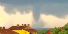 Gewaltiger Tornado wütet am Urlauberstrand von Kroatien