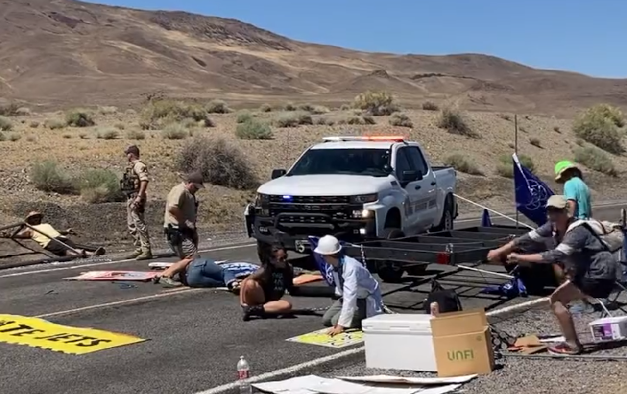 Heute.at - US-Polizist rammt Klima-Kleber mit Auto und zieht Waffe