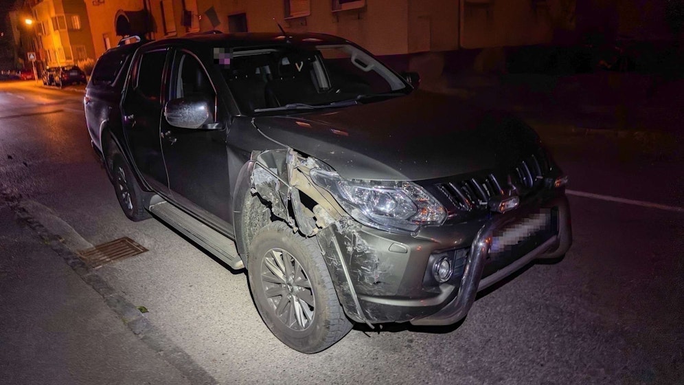 Alko-Lenker krachte mit Pkw in geparkte Fahrzeuge