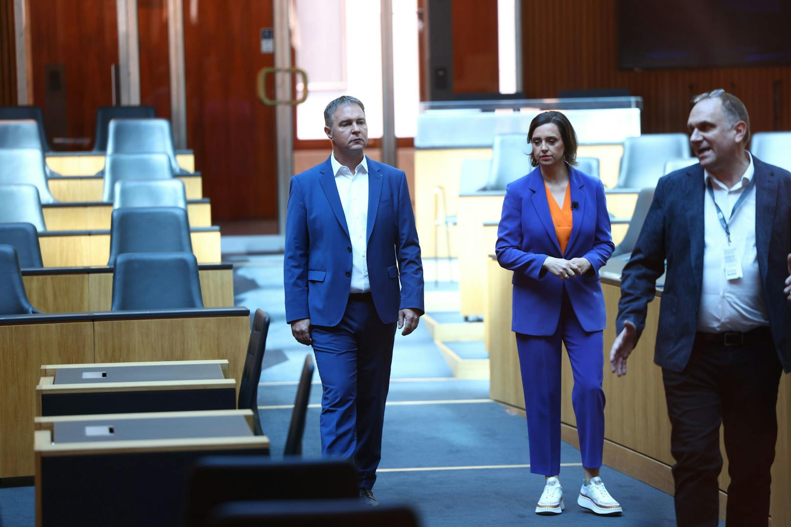 Andreas Babler mit Susanne Schnabl im Plenarsaal des Nationalrats, wo Babler bisher nur Zuschauer ist.  