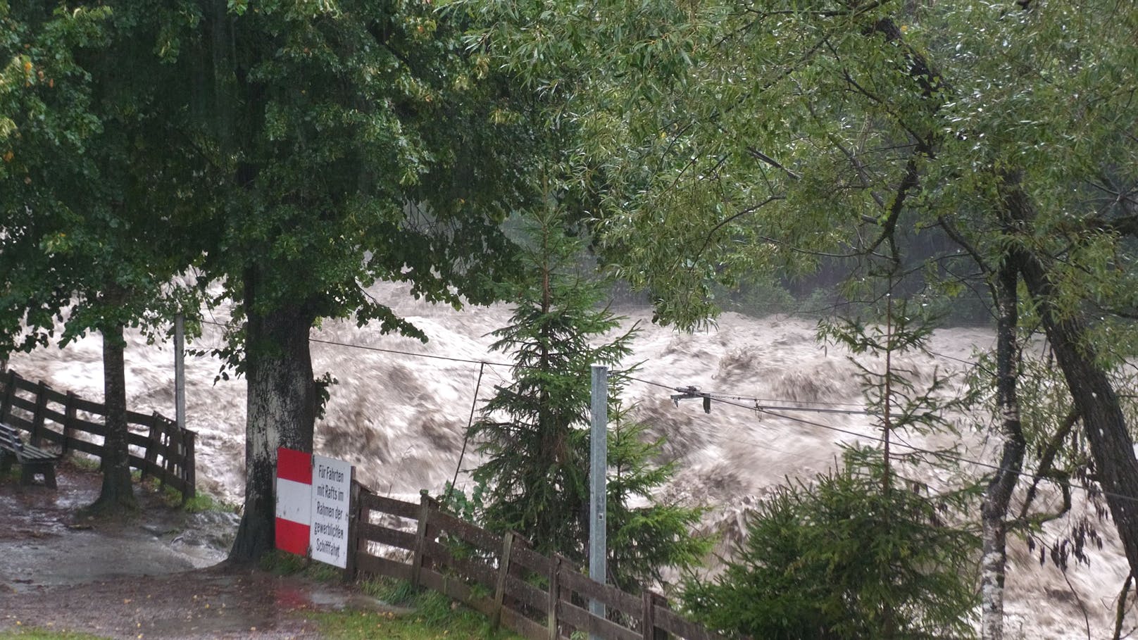 Das Tiroler Ötztal ist von der Außenwelt abgeschnitten. Die Feuerwehr steht im Dauereinsatz. 