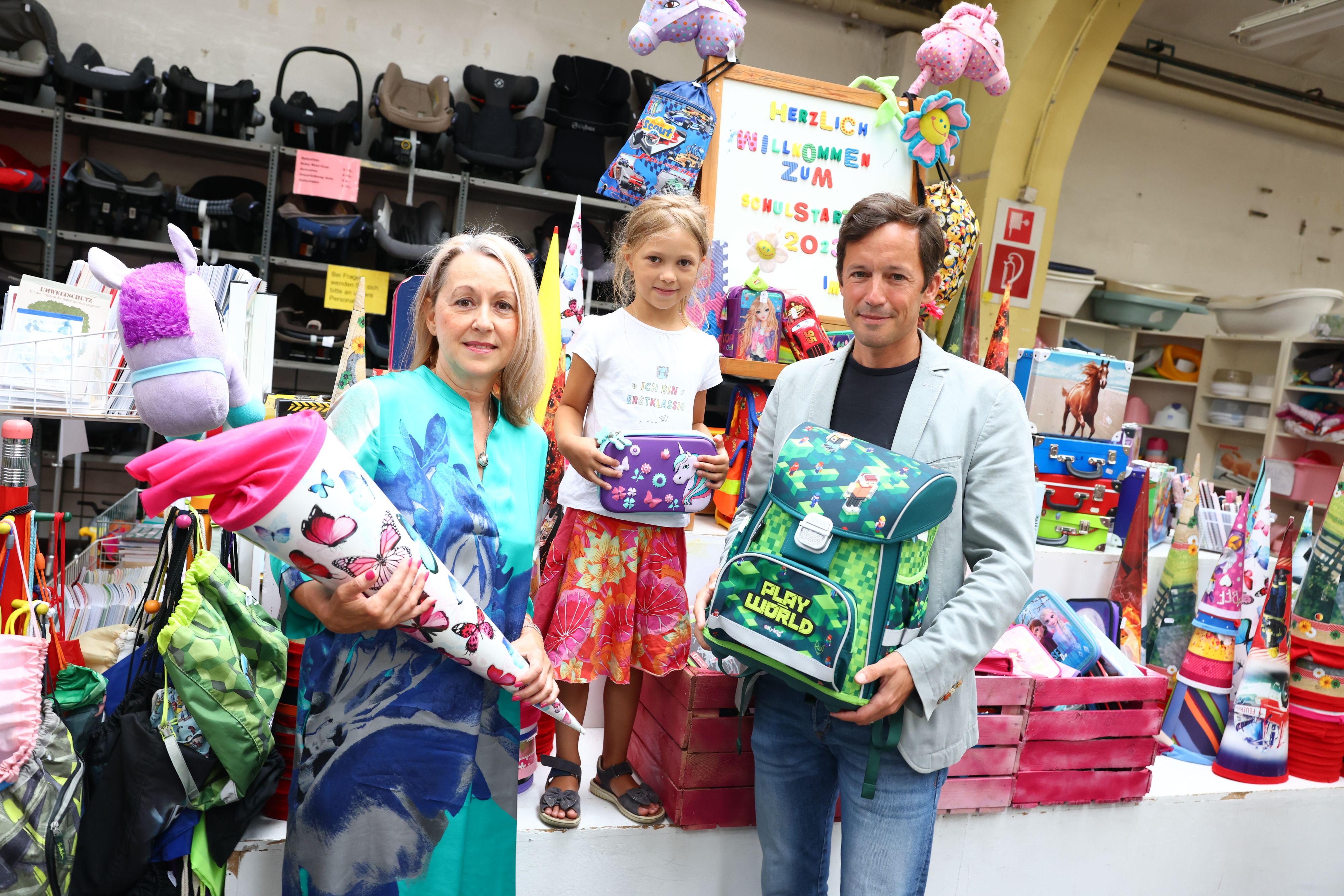 Elisabeth Mimra (Carla-Leiterin), Schulanfängerin Bea (6) und Caritasdirektor der Erzdiözese Wien, Klaus Schwertner im Carla Mittersteig.