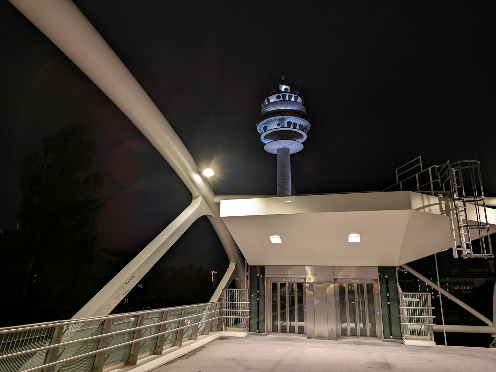 Etwas schwerer tut sich das Modell aber bei schwierigen Lichtverhältnissen oder in sehr dunklen Umgebungen. Hier: Standard-Aufnahme ohne Zoom.