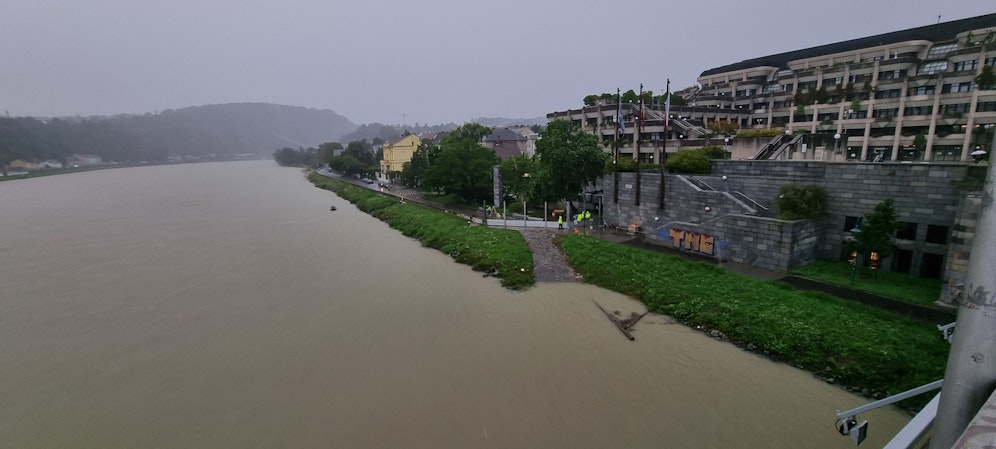 Die Donau in Linz stieg ordentlich an. Am Nachmittag wurde der mobile Hochwasserschutz aufgebaut.