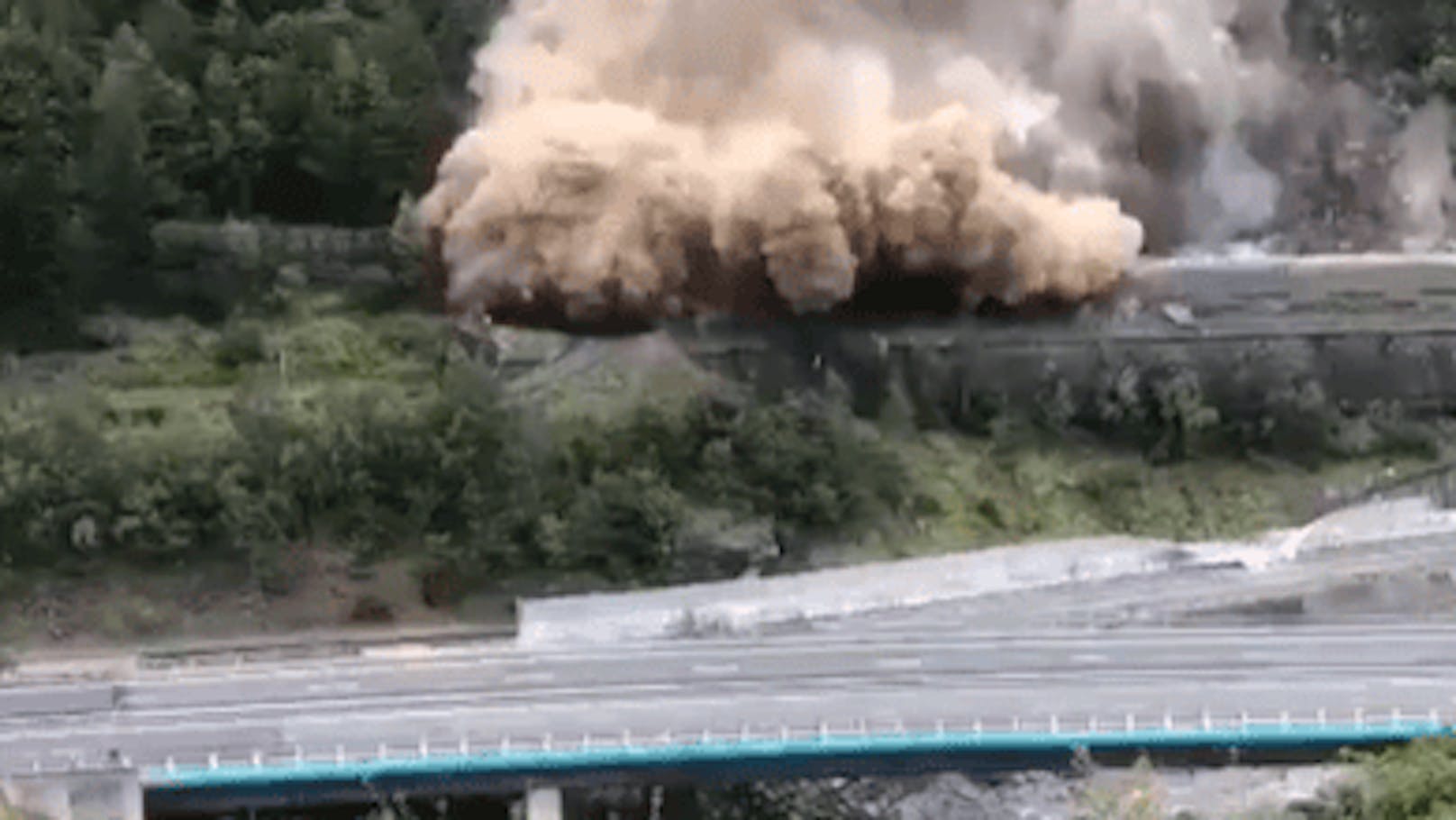Massiver Erdrutsch kappt die Zugverbindung zwischen Frankreich und Italien.