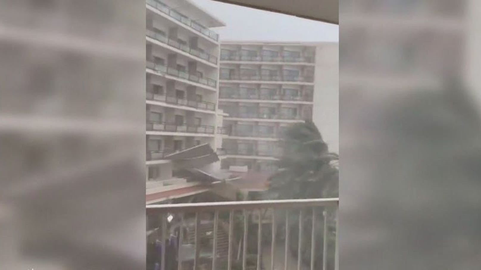 Der Sturm auf Mallorca hat selbst Hoteldächer davongeblasen.