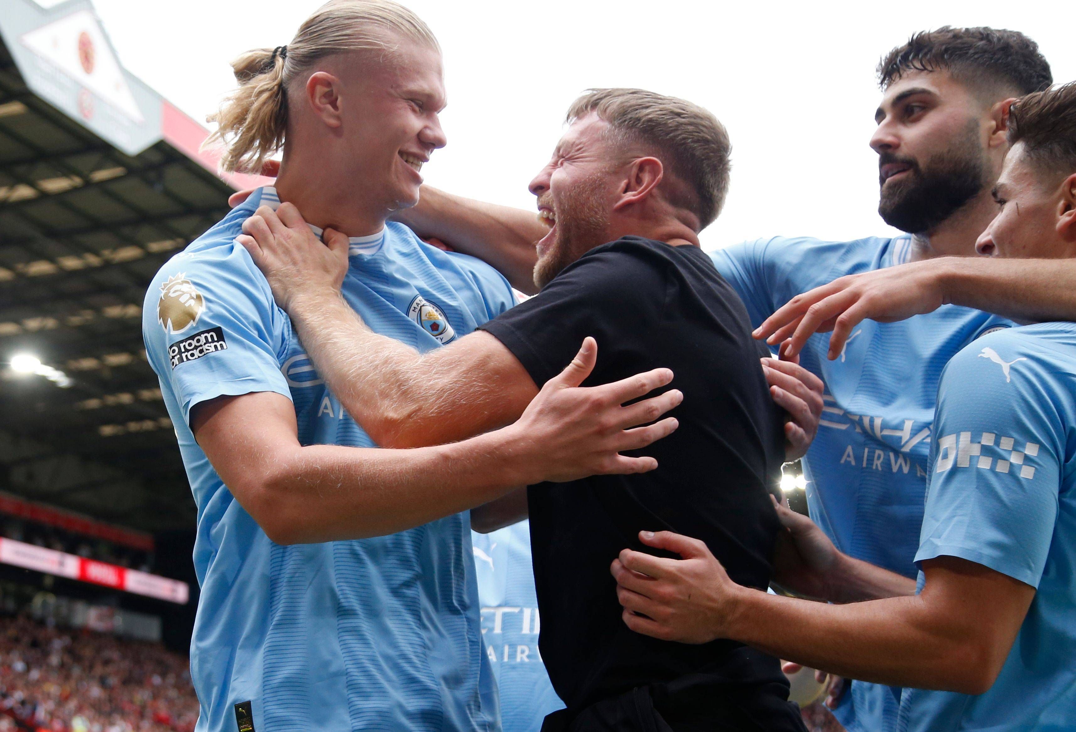 Mandatory Credit: Photo by Matt Impey/Shutterstock 14070057ao Former boxer and Manchester City fan Terry Flanagan joins the players from the stand to celebrate Manchester City s opening goal which was scored by Erling Haaland Sheffield United v Manchester City, Football, FA Premier League, Bramall Lane, Sheffield, UK - 27/08/2023 EDITORIAL USE ONLY No use with unauthorised audio, video, data, fixture lists outside the EU, club/league logos or live services. Online in-match use limited to 45 images 15 in extra time. No use to emulate moving images. No use in betting, games or single club/league/player publications/services. Sheffield United v Manchester City, Football, FA Premier League, Bramall Lane, Sheffield, UK - 27/08/2023 EDITORIAL USE ONLY No use with unauthorised audio, video, data, fixture lists outside the EU, club/league logos or live services. Online in-match use limited to 45 images 15 in extra time. No use to emulate moving images. No use in betting, games or PUBLICATIONxINxGERxSUIxAUTxHUNxGRExMLTxCYPxROUxBULxUAExKSAxONLY Copyright: xMattxImpey/Shutterstockx 14070057ao