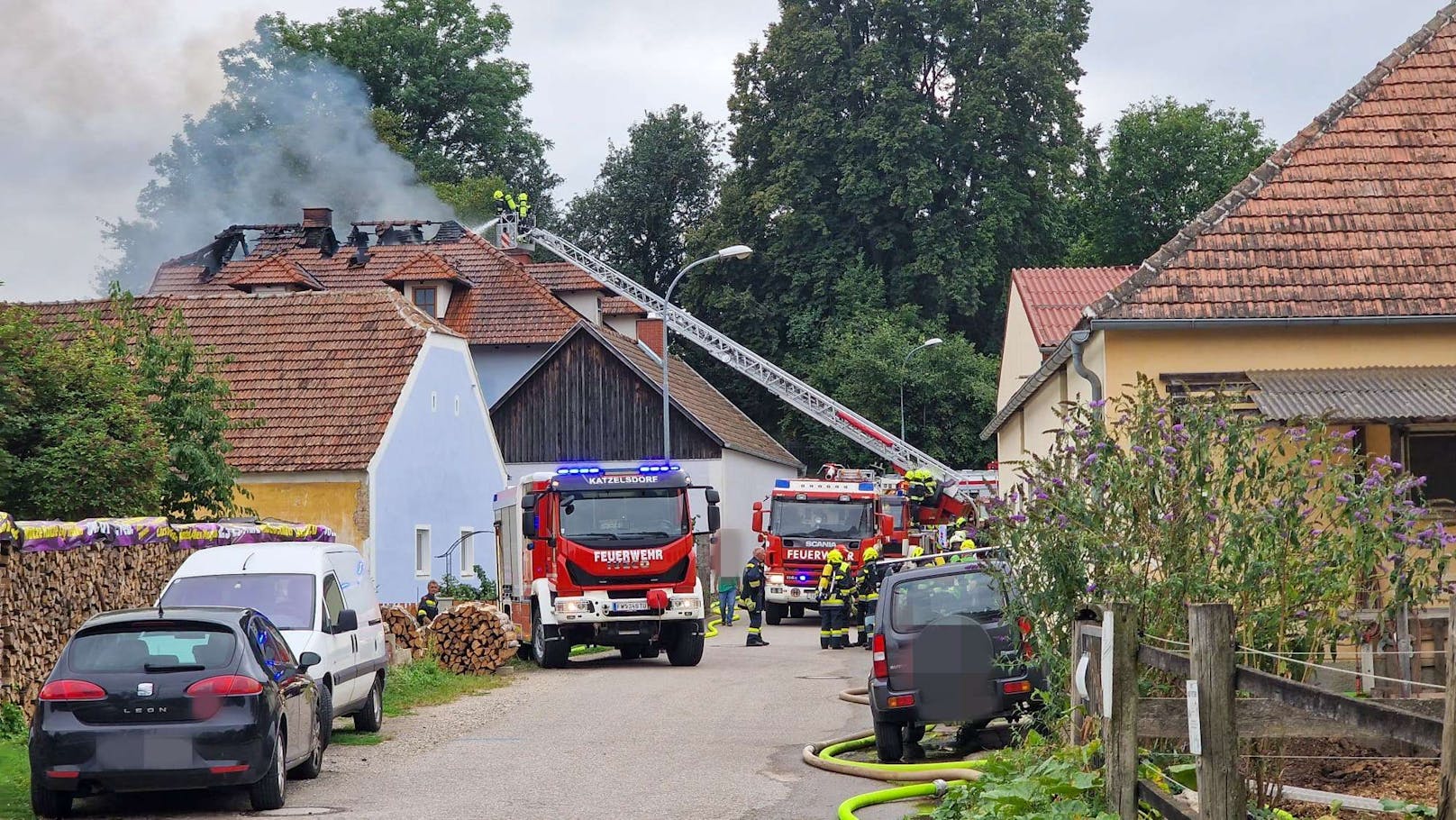 Großeinsatz: Haus in NÖ in Flammen