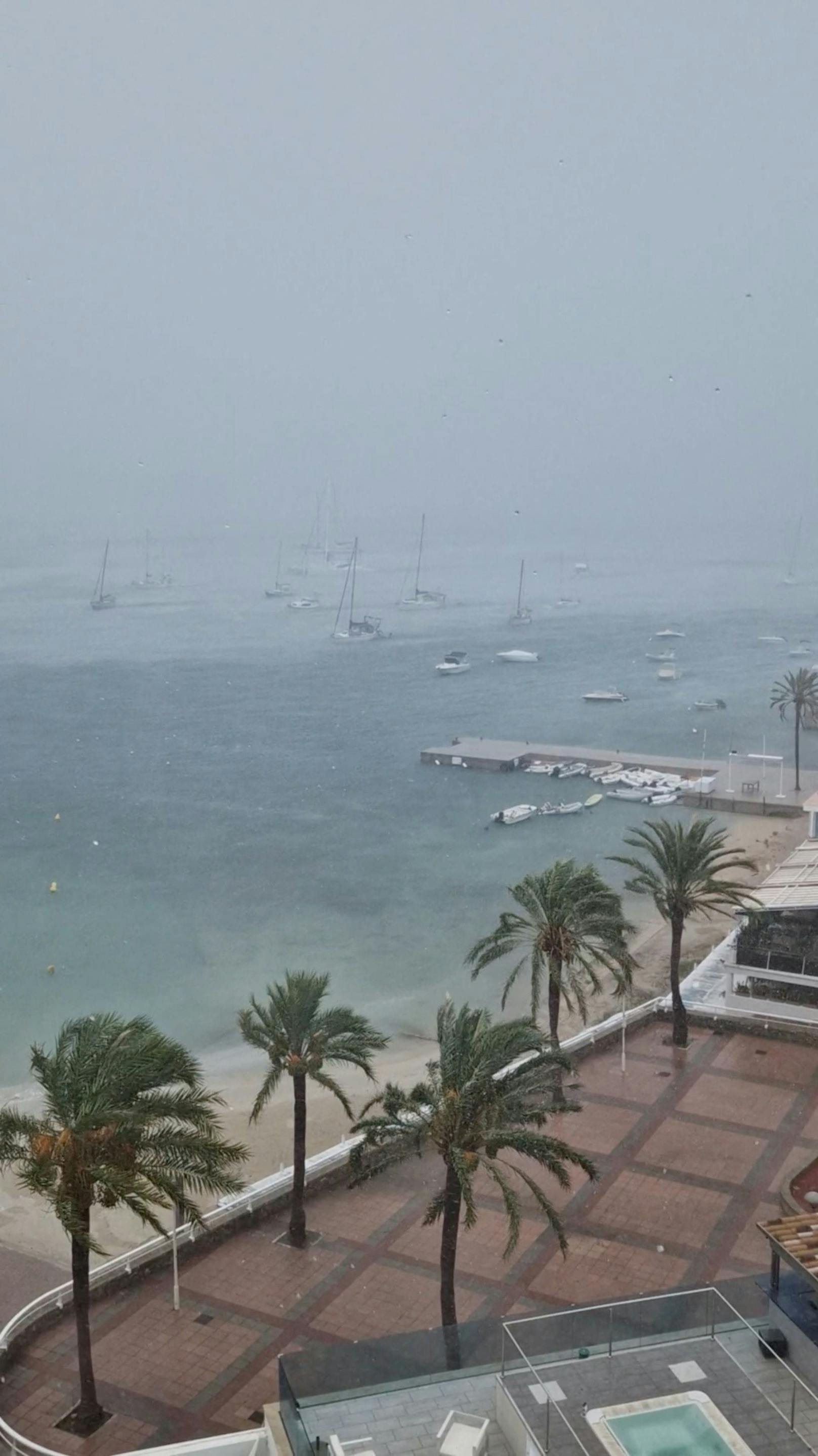 Gegen Mittag traf die beliebte Urlaubsinsel Mallorca eine heftige Unwetterfront mit orkanartigen Sturmböen.