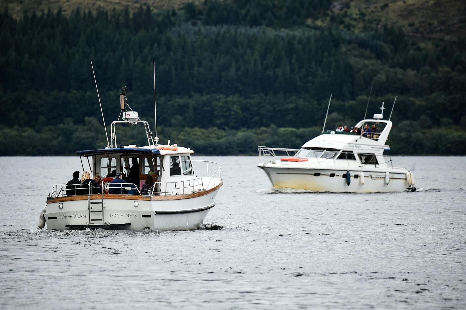 Wärmebildkameras, Drohnen und ein Hydrophon: Mit moderner Technik haben Freiwillige am Samstag im trüben Wasser von Loch Ness nach Spuren des mythischen Seeungeheuers gesucht.