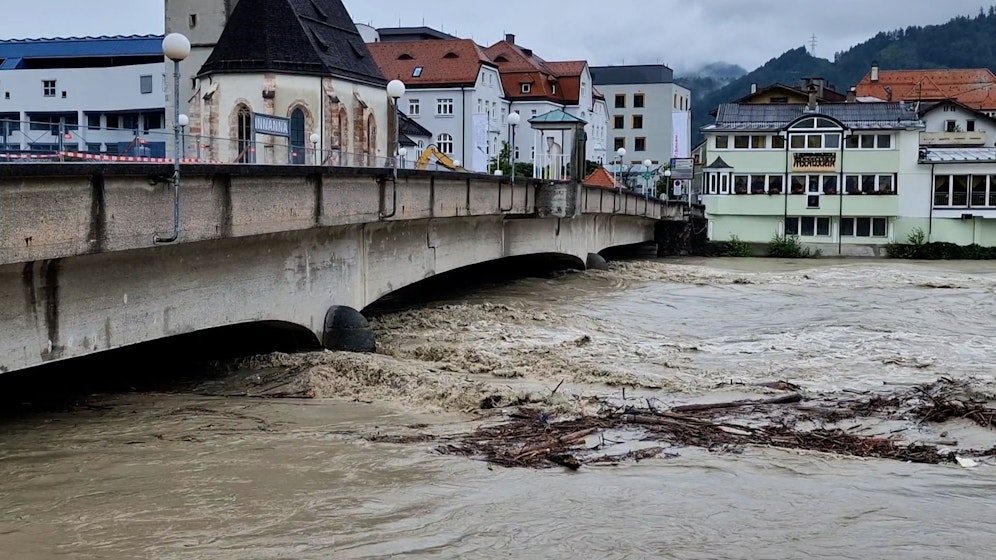 Alarmierende Nachrichten aus Schwaz in Österreich: Der Inn führt am Montag (28.08.2023) so viel Wasser, dass die Behörden gezwungen waren, drastische Maßnahmen zu ergreifen.