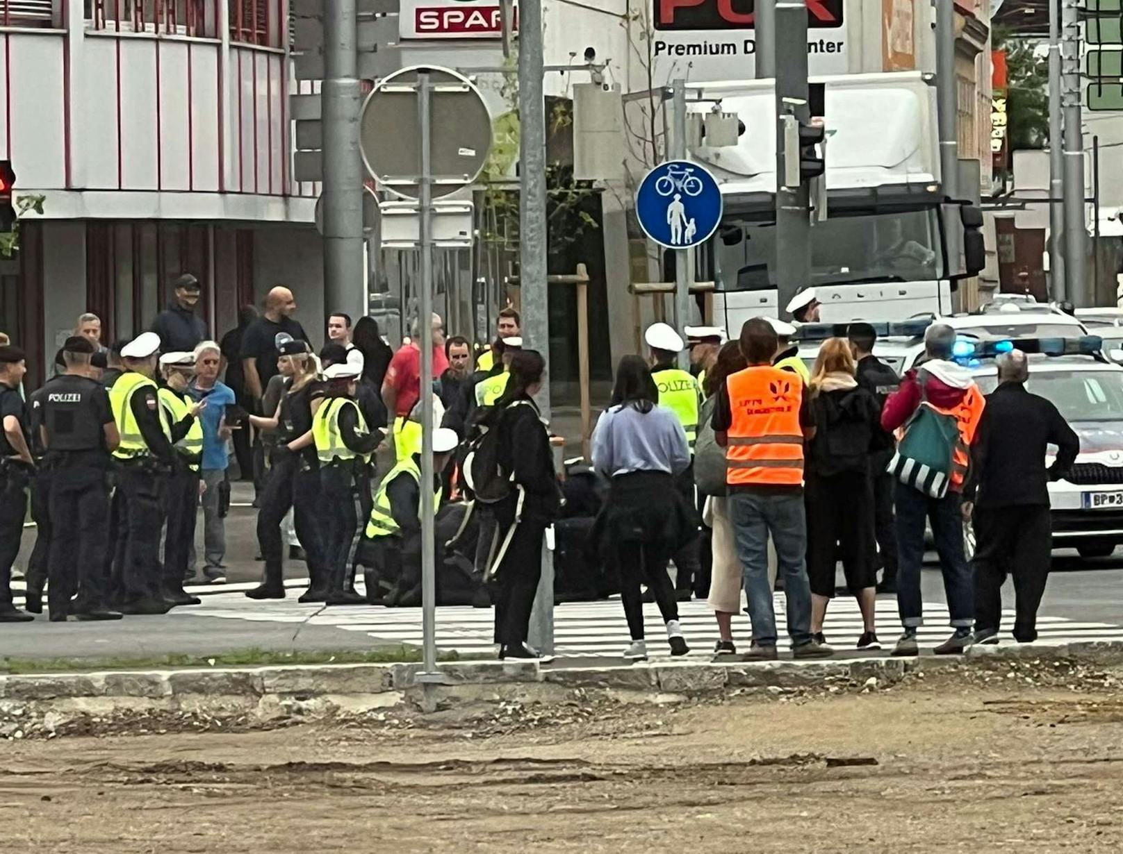 Klimakleber legten Verkehr in St. Pölten lahm.