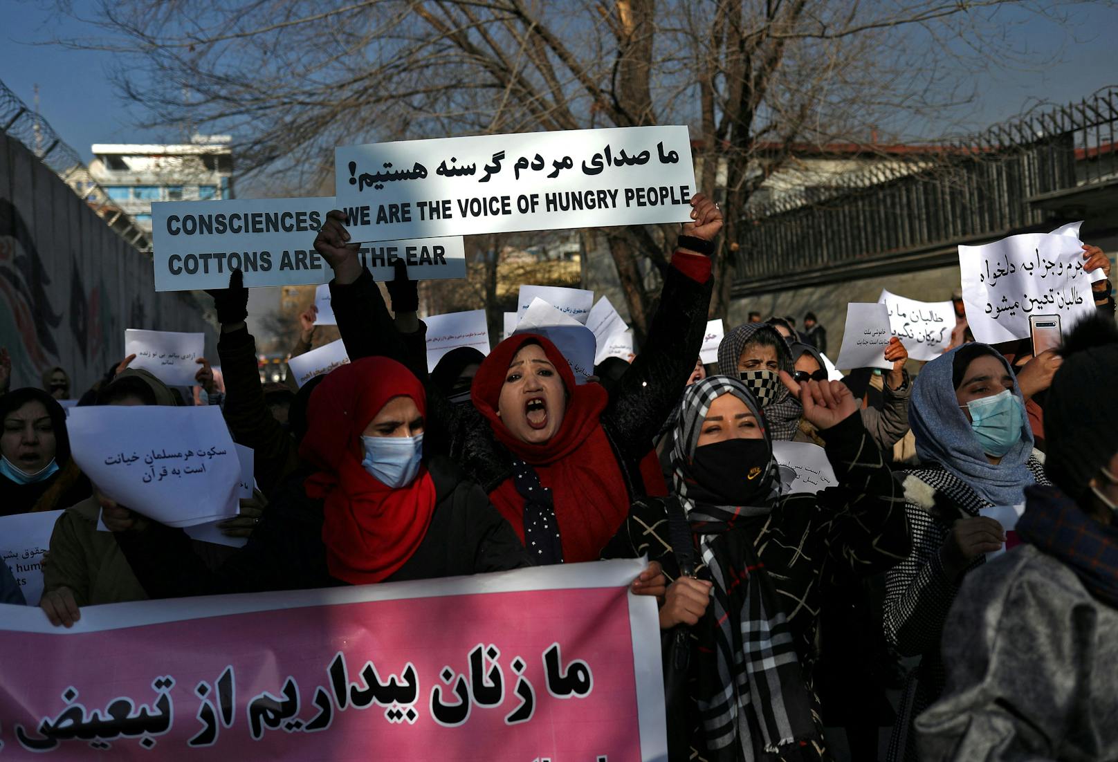 Afghanische Frauen bei einer Protestaktion gegen die erlebten Einschränkungen vonseiten der Taliban-Regierung in Kabul.&nbsp;