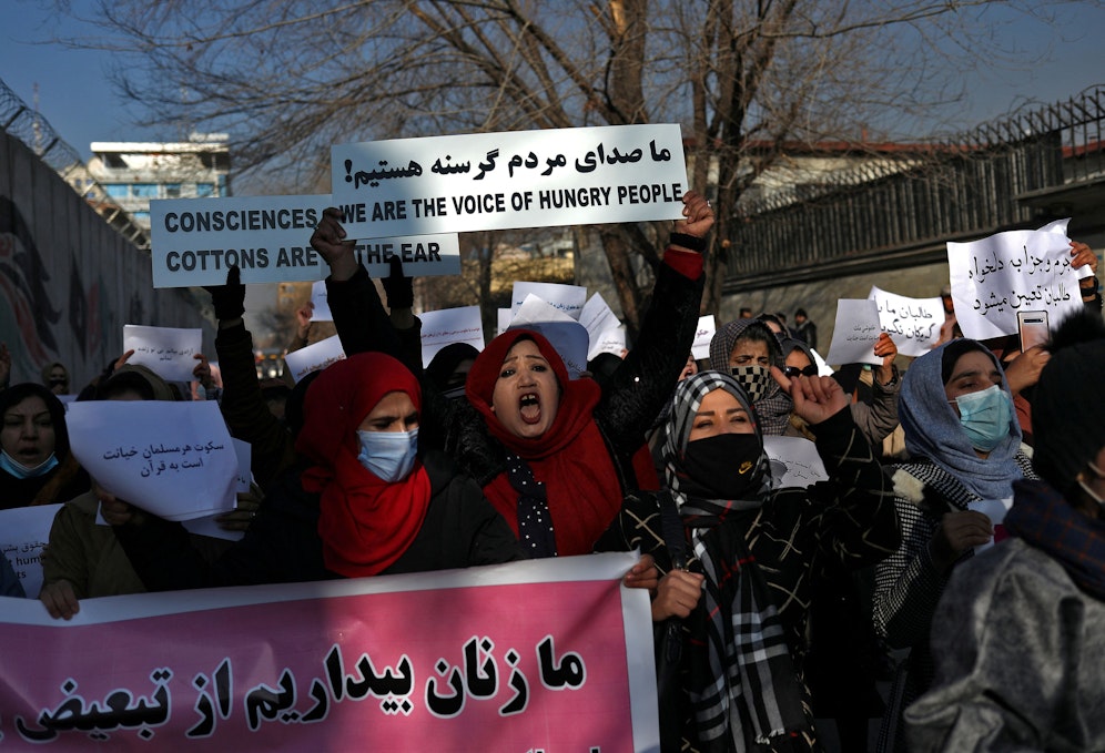 Afghanische Frauen bei einer Protestaktion gegen die erlebten Einschränkungen vonseiten der Taliban-Regierung in Kabul. 