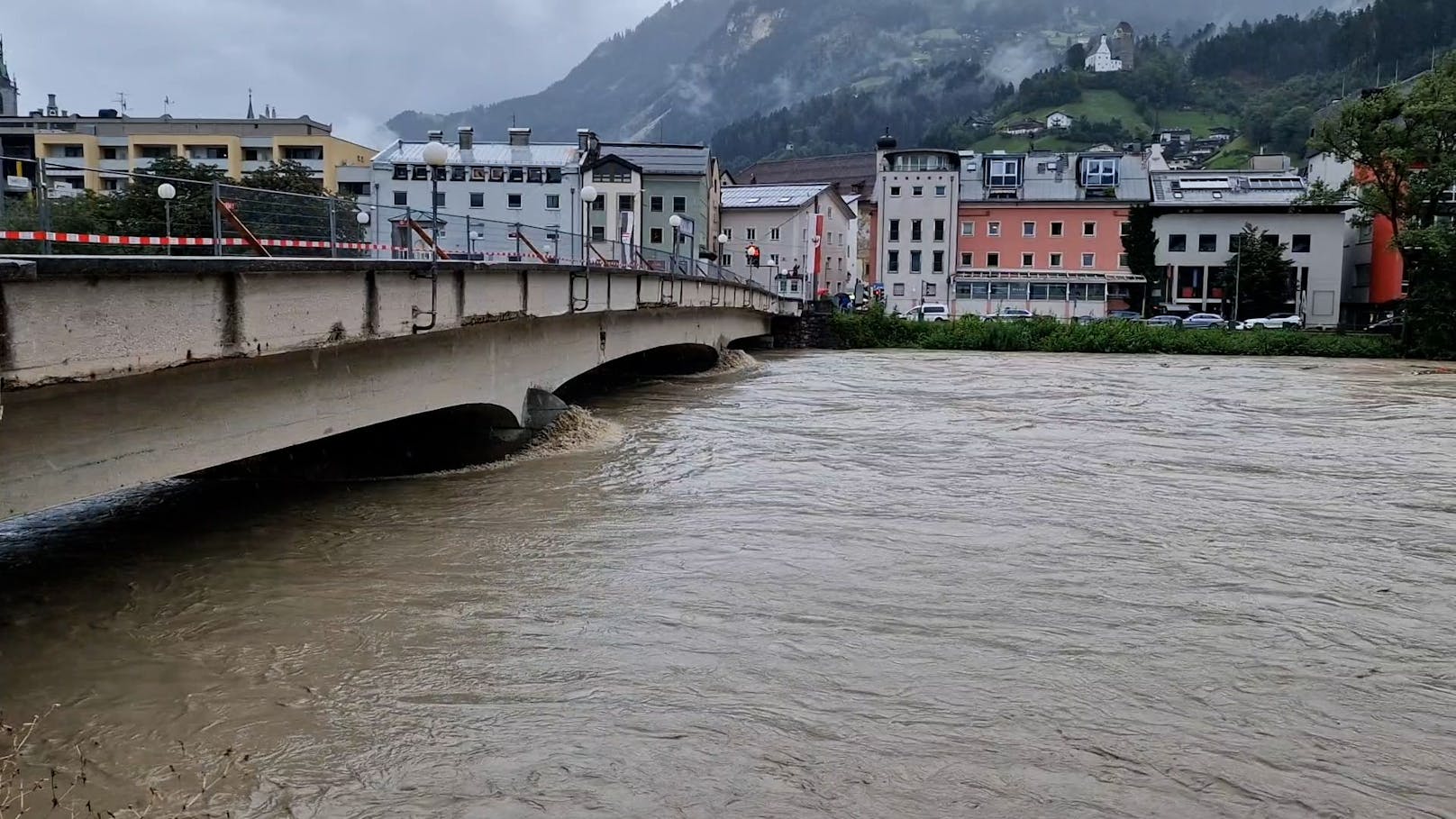 Alarmierende Nachrichten aus Schwaz in Österreich: Der Inn führt am Montag (28.08.2023) so viel Wasser, dass die Behörden gezwungen waren, drastische Maßnahmen zu ergreifen.