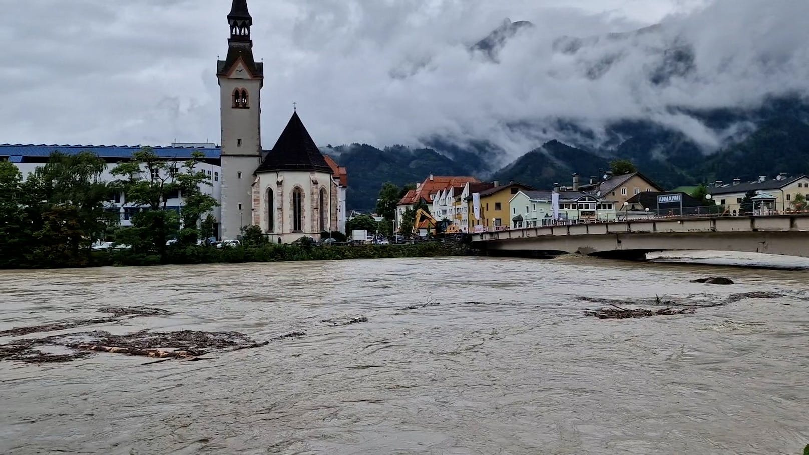 Alarmierende Nachrichten aus Schwaz in Österreich: Der Inn führt am Montag (28.08.2023) so viel Wasser, dass die Behörden gezwungen waren, drastische Maßnahmen zu ergreifen.