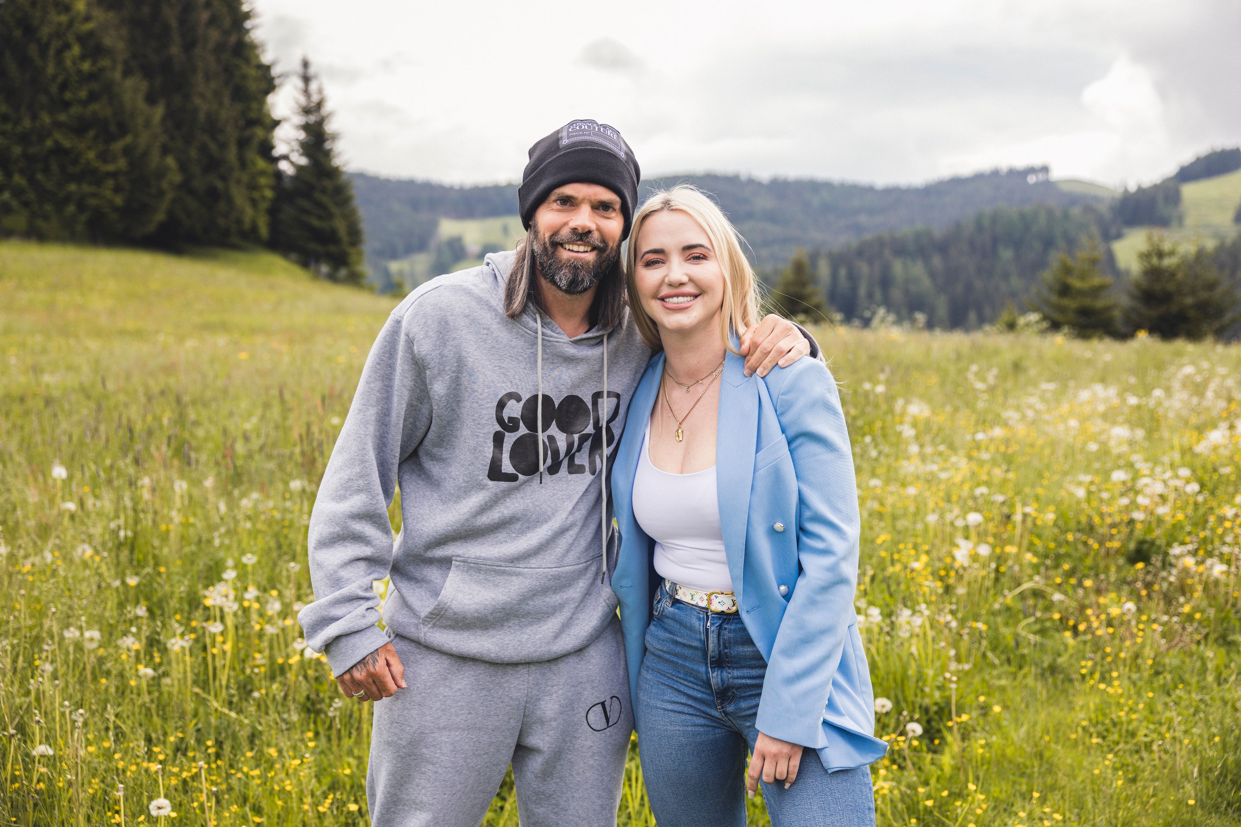 Cathy Lugner ist gemeinsam mit Daniel Köllerer bei "Forsthaus Rampensau" dabei.
