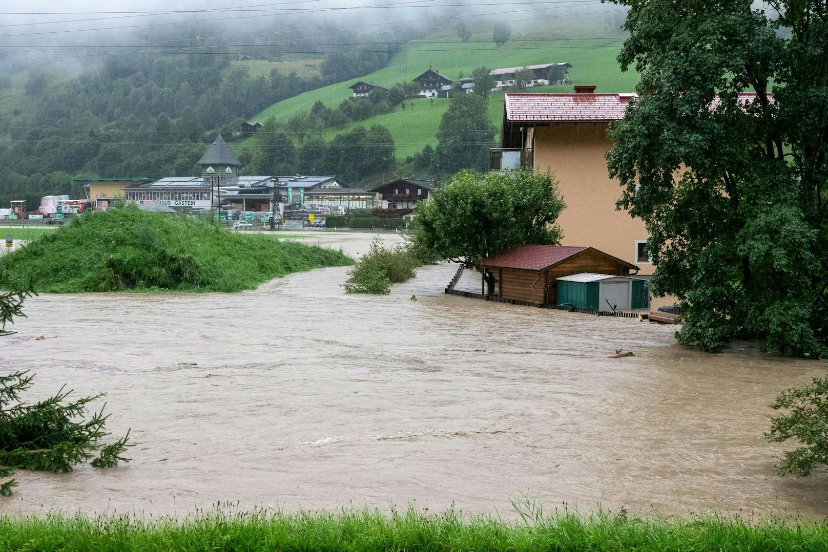 Vielen Orten steht am Montag das Wasser wortwörtlich bis zum Hals – und es schüttet weiter.