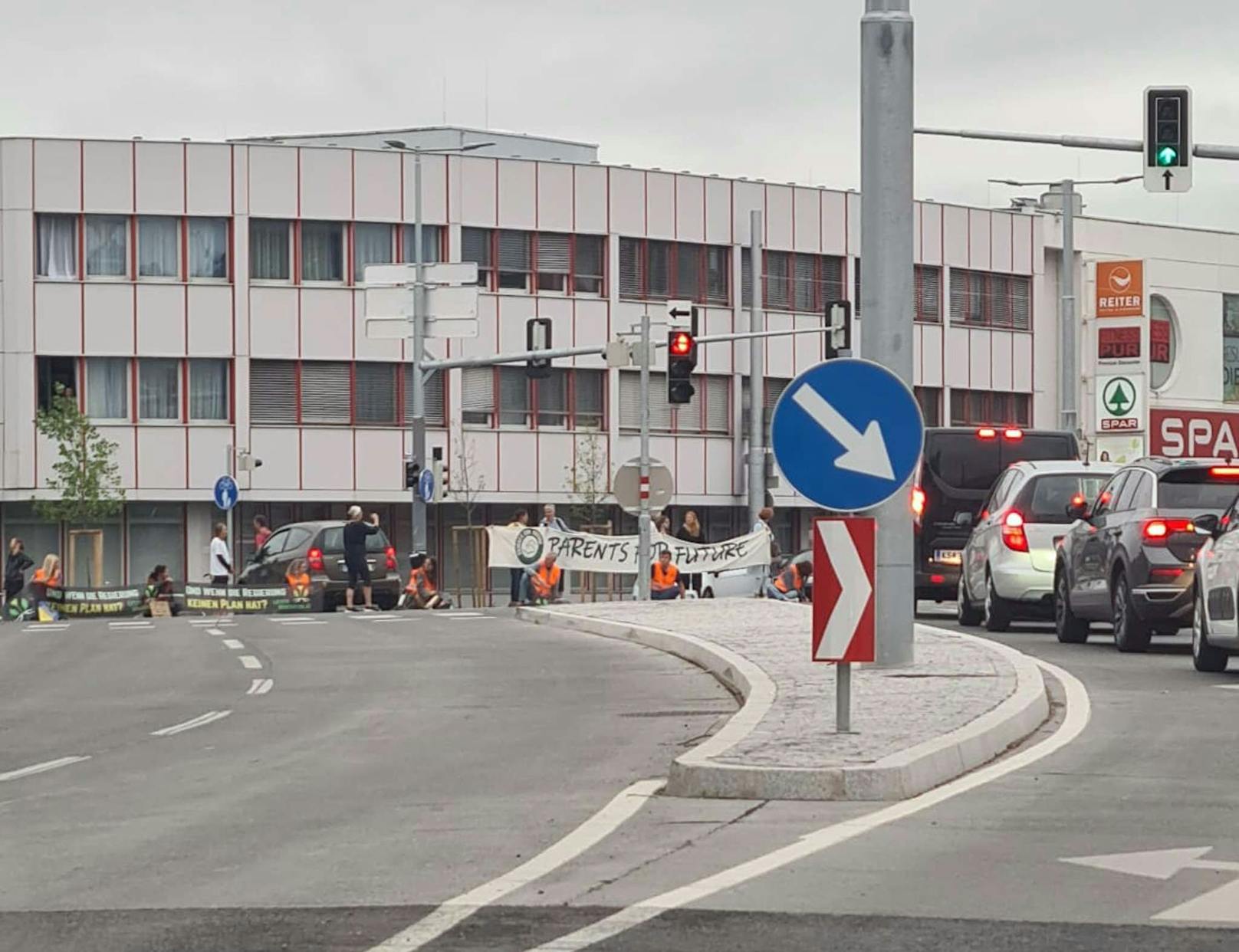 Klimakleber legten Verkehr in St. Pölten lahm.