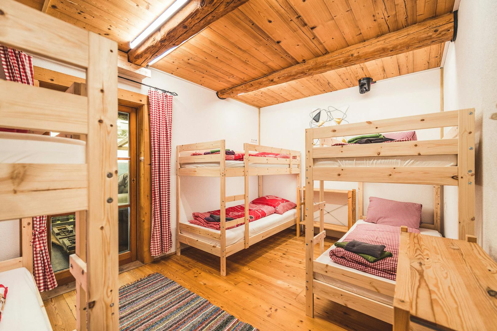 Statt glamourösen Hotel-Suites, gibt es bei "Forsthaus Rampensau" Stockbetten für die Teilnehmer.