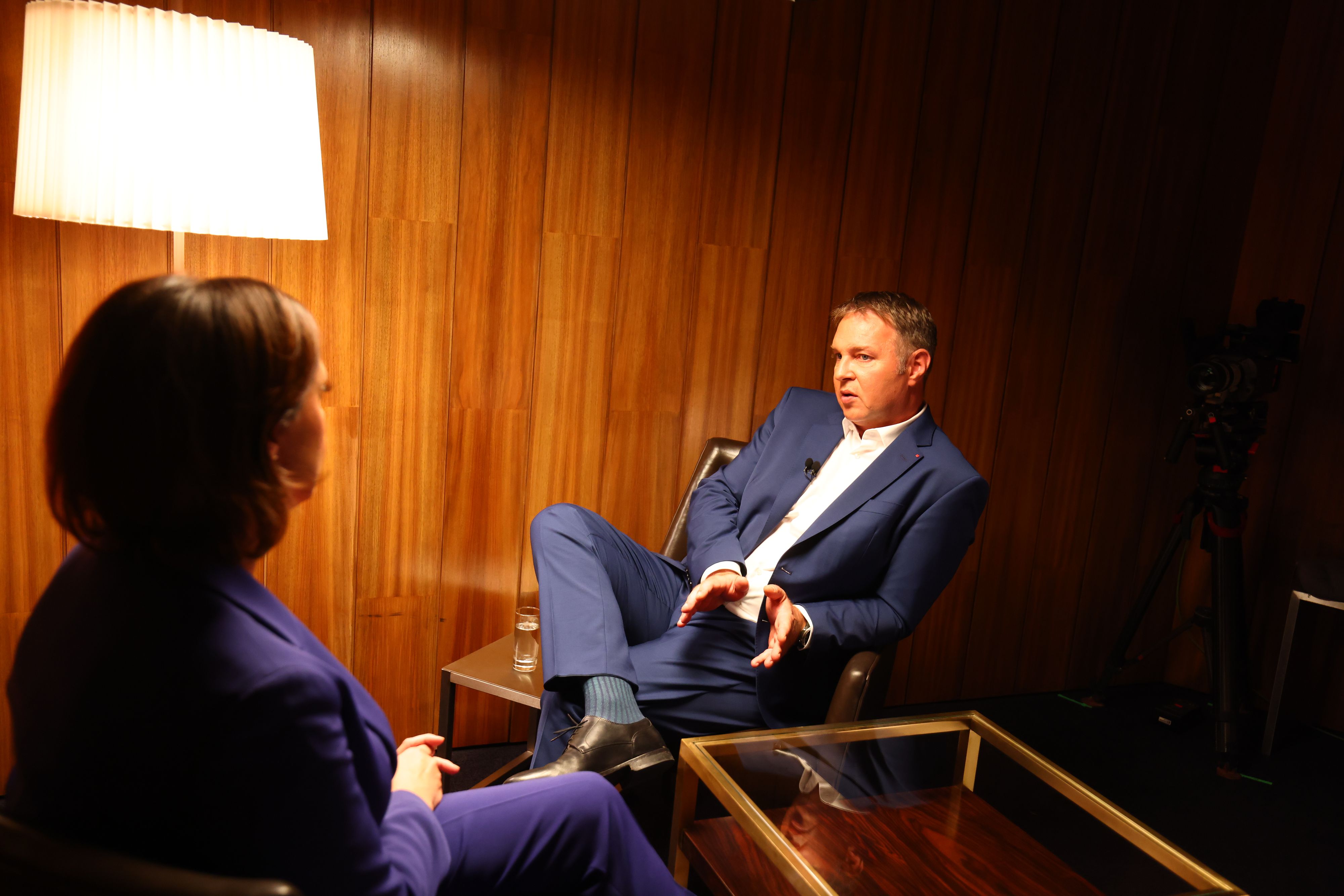 Im mittlerweile bekannten Sprechzimmer: Andreas Babler (rechts) mit Susanne Schnabl.