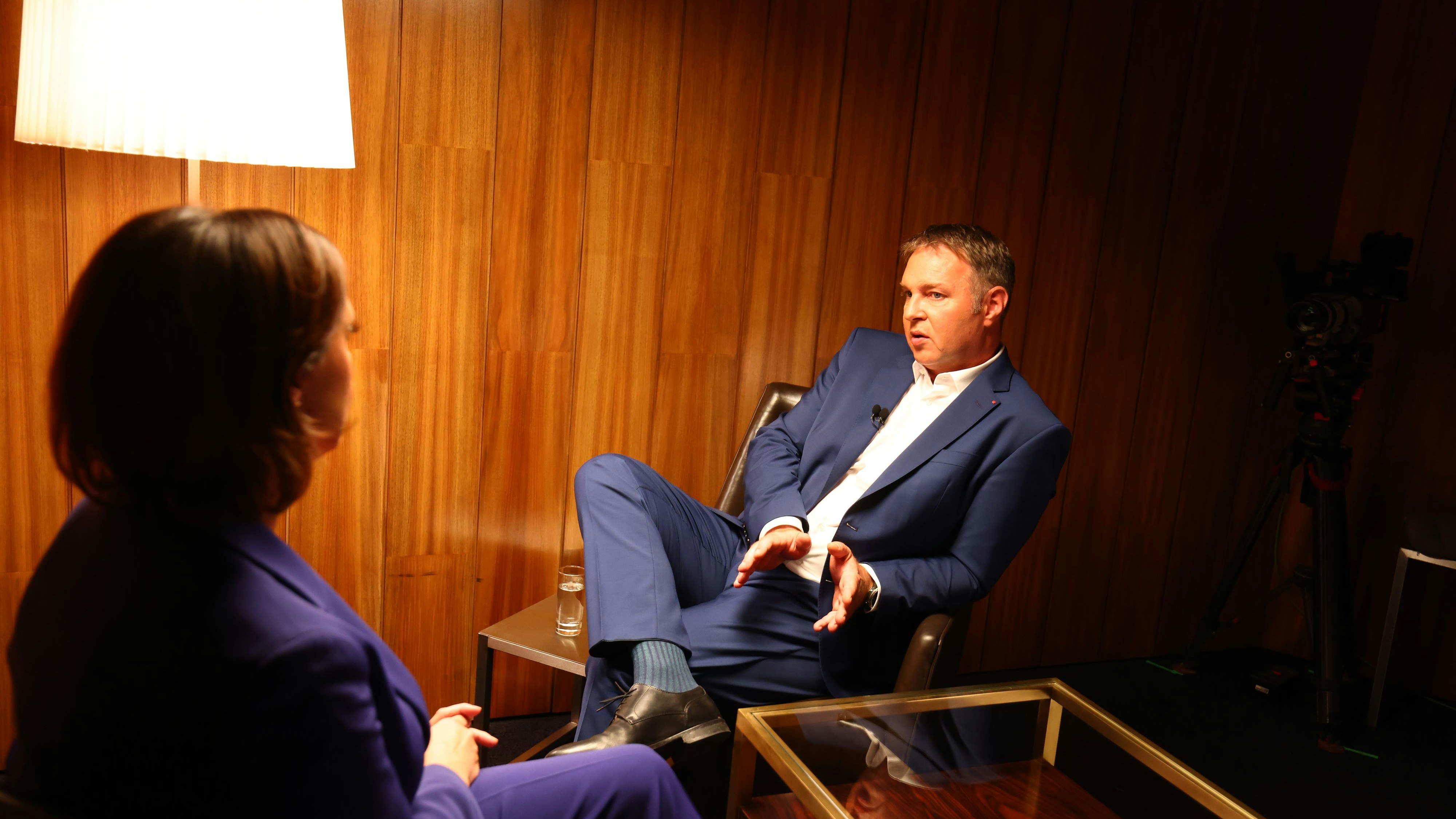 Im mittlerweile bekannten Sprechzimmer: Andreas Babler (rechts) mit Susanne Schnabl.