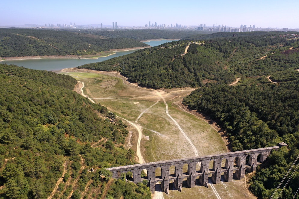 Da wo eigentlich Wasser sein sollte, wächst nun Gras. Der halbausgetrocknete Alibeyköy-Stausee unweit von Istanbul. 