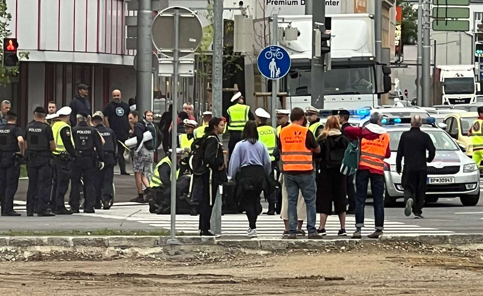 Klimakleber legten Verkehr in St. Pölten lahm.