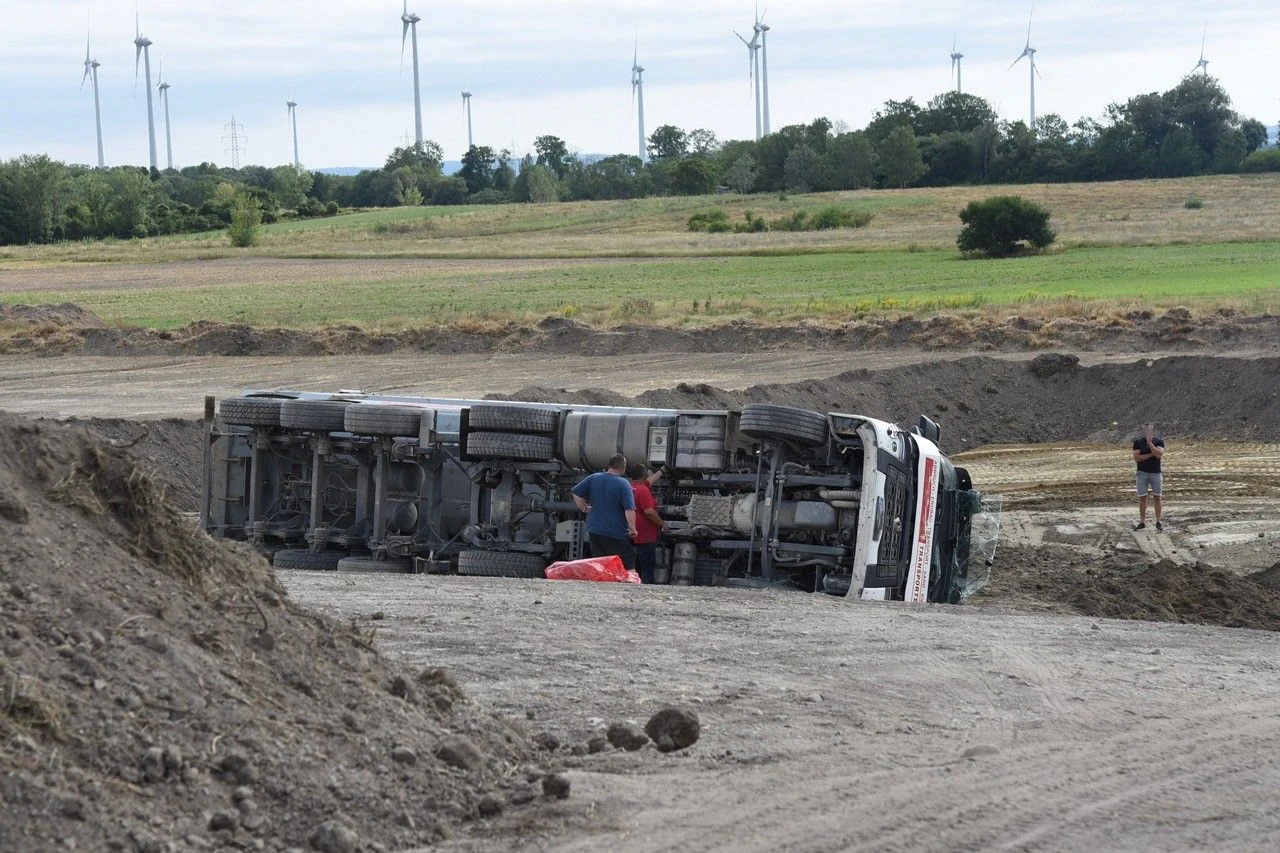 Sattelschlepper stürzte um: Lenger verletzt