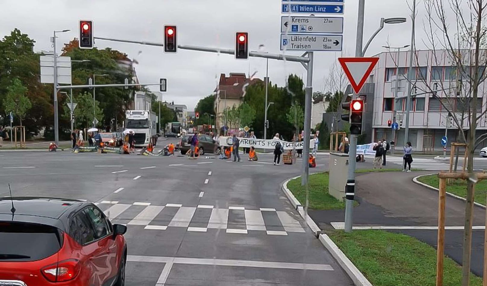 Klimakleber legten Verkehr in St. Pölten lahm.