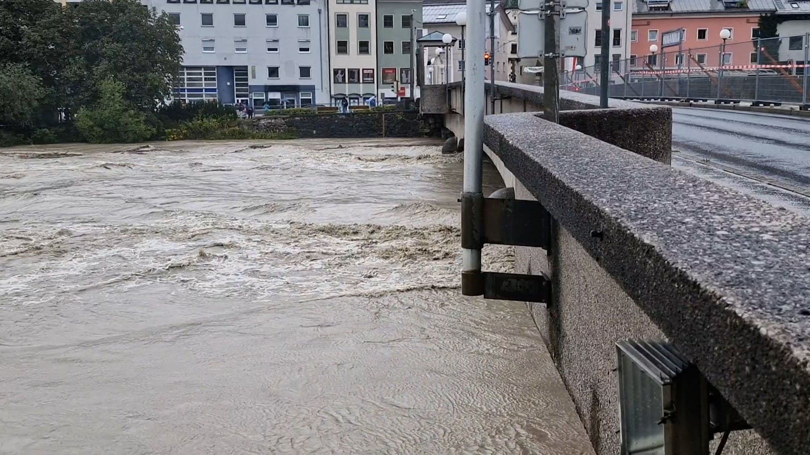 Alarmierende Nachrichten aus Schwaz in Österreich: Der Inn führt am Montag (28.08.2023) so viel Wasser, dass die Behörden gezwungen waren, drastische Maßnahmen zu ergreifen.