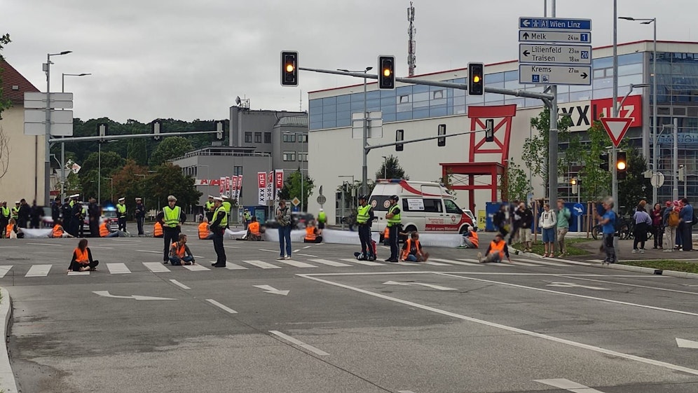 Klima-Kleber gestern am Europaplatz, heute auf der Westautobahn