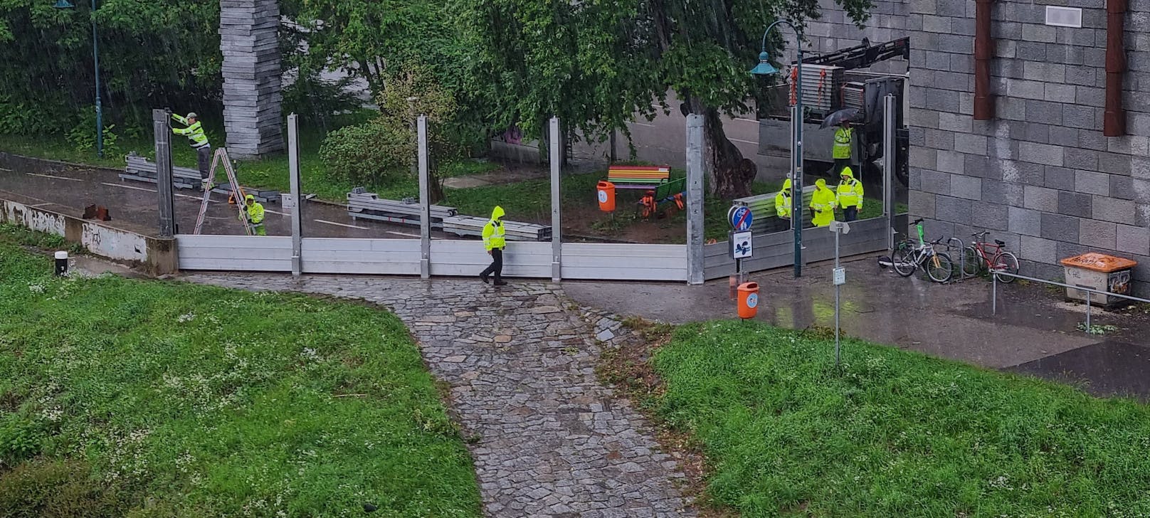 Der Schutz wird aufgebaut.