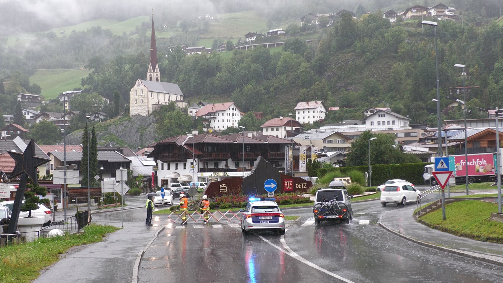 Das Tiroler Ötztal ist von der Außenwelt abgeschnitten. Die Feuerwehr steht im Dauereinsatz. 
