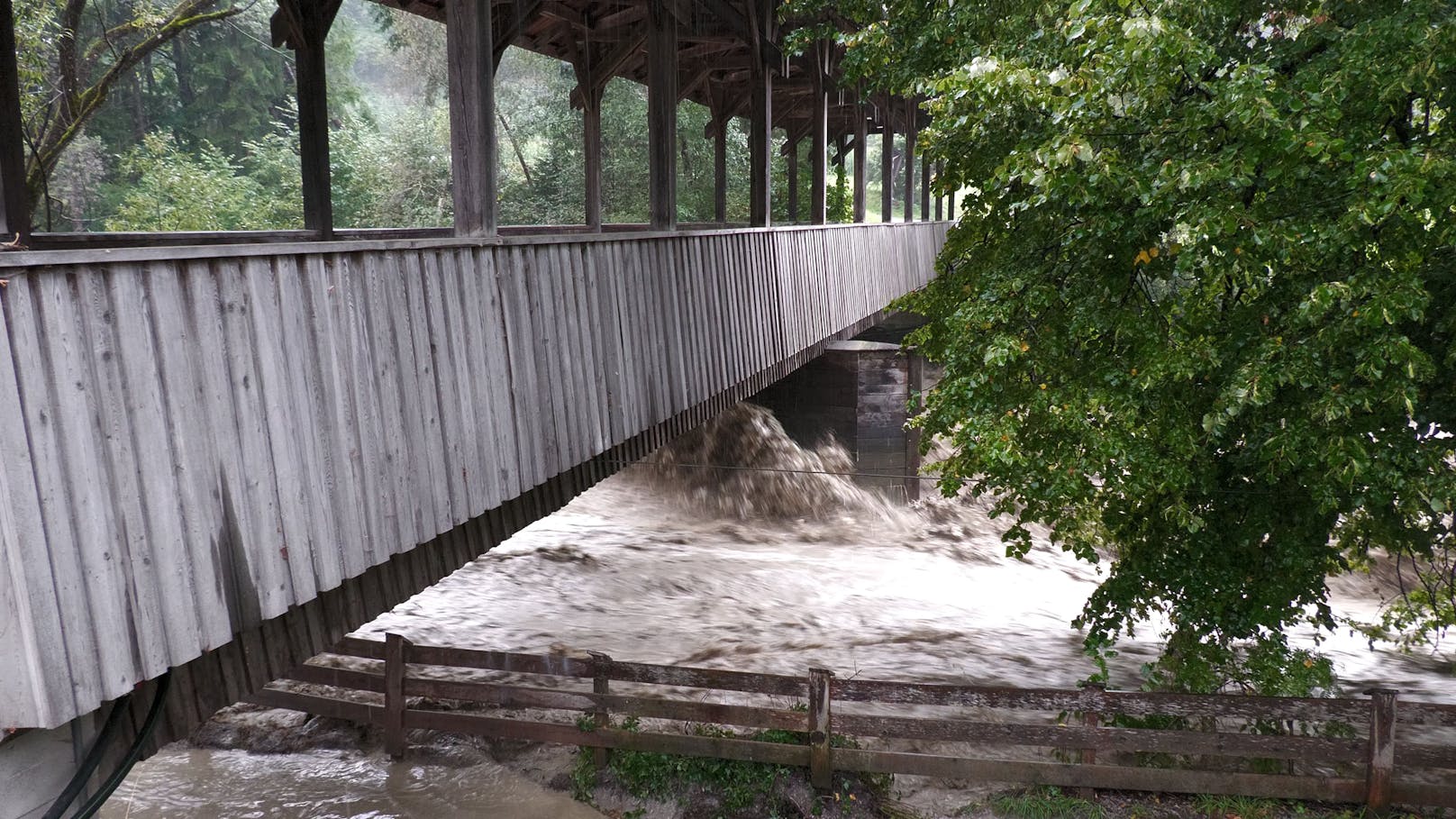 Das Tiroler Ötztal ist von der Außenwelt abgeschnitten. Die Feuerwehr steht im Dauereinsatz. 