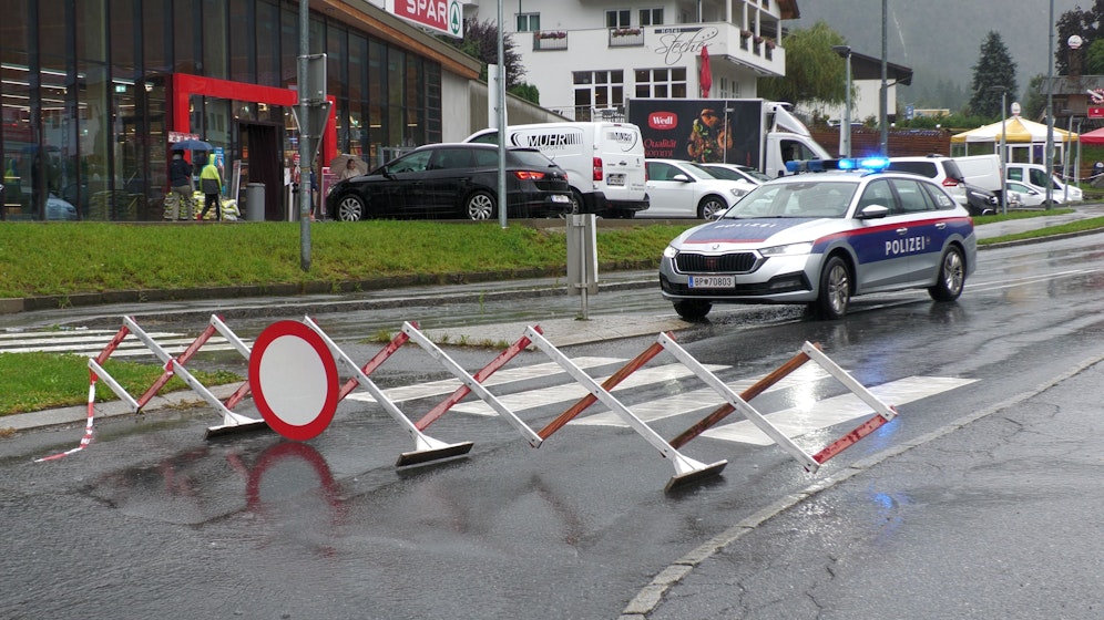 Das Tiroler Ötztal ist von der Außenwelt abgeschnitten. Die Feuerwehr steht im Dauereinsatz. 