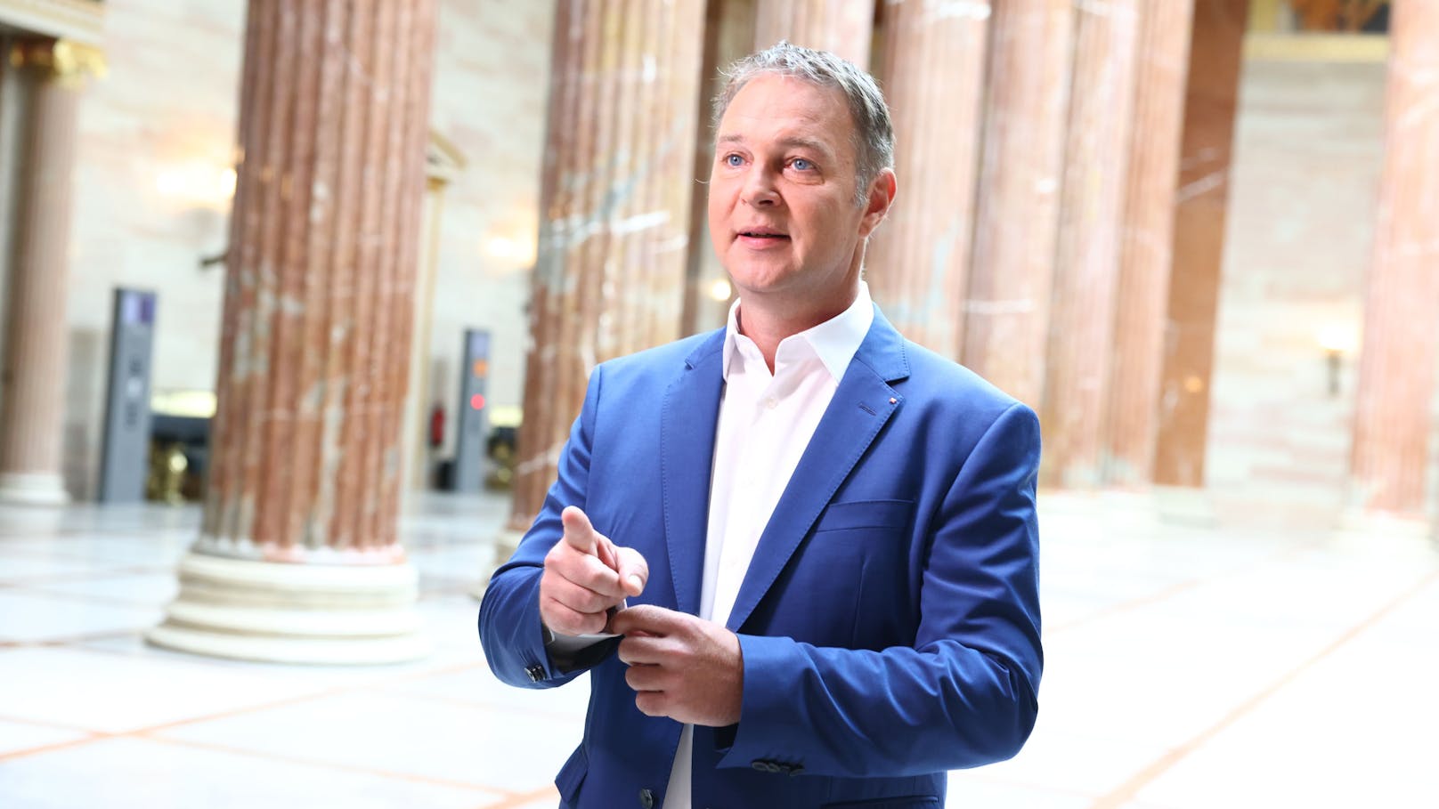 SPÖ-Chef Babler in der Säulenhalle des Parlaments.