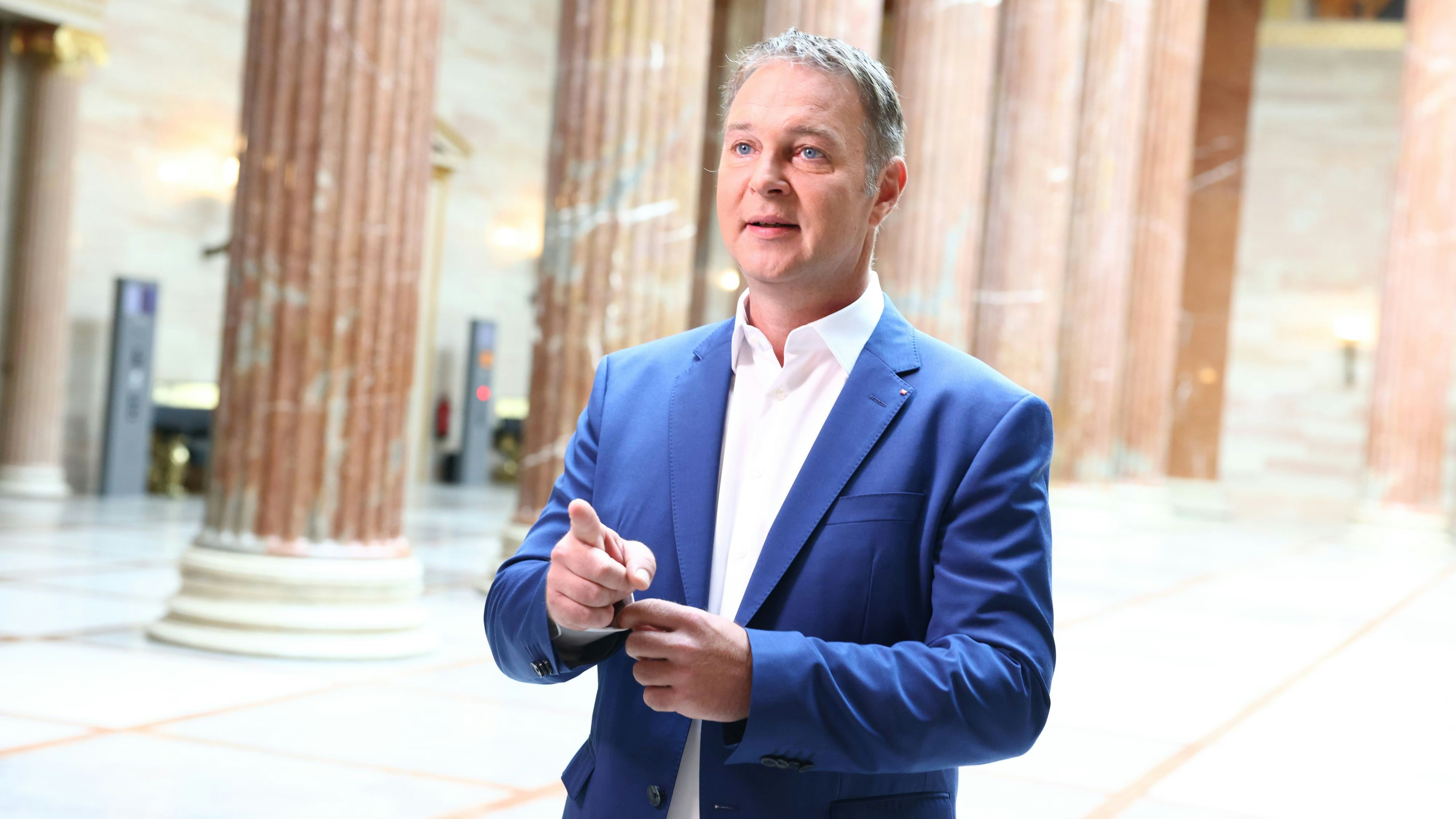 Andreas Babler in der Säulenhalle des Parlaments.