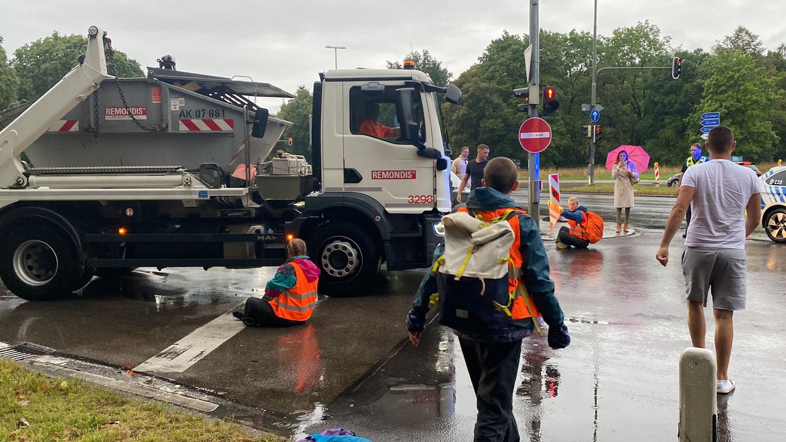 Erneut blockieren mehrere Aktivisten der "Letzten Generation" am Montag Fahrbahnen in München, insbesondere am Innsbrucker Ring.