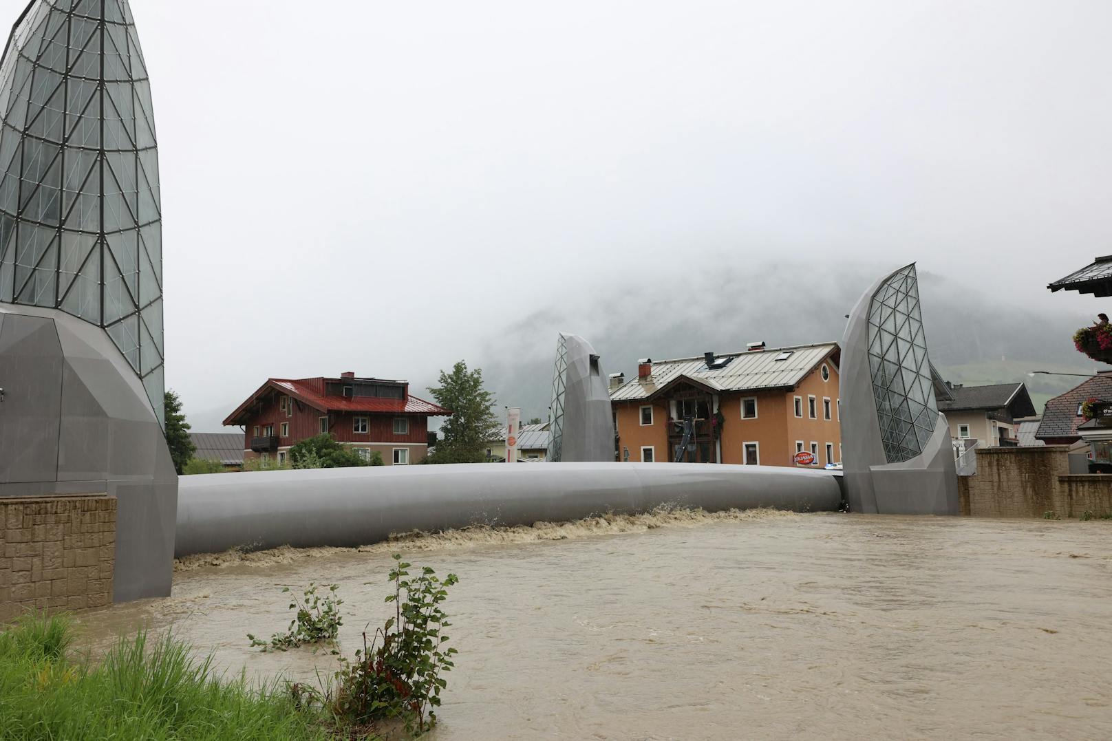 Die anhaltenden, starken Regenfälle sorgen im Pinzgau für eine angespannte Situation. Im Bild die Situation in Mittersill.