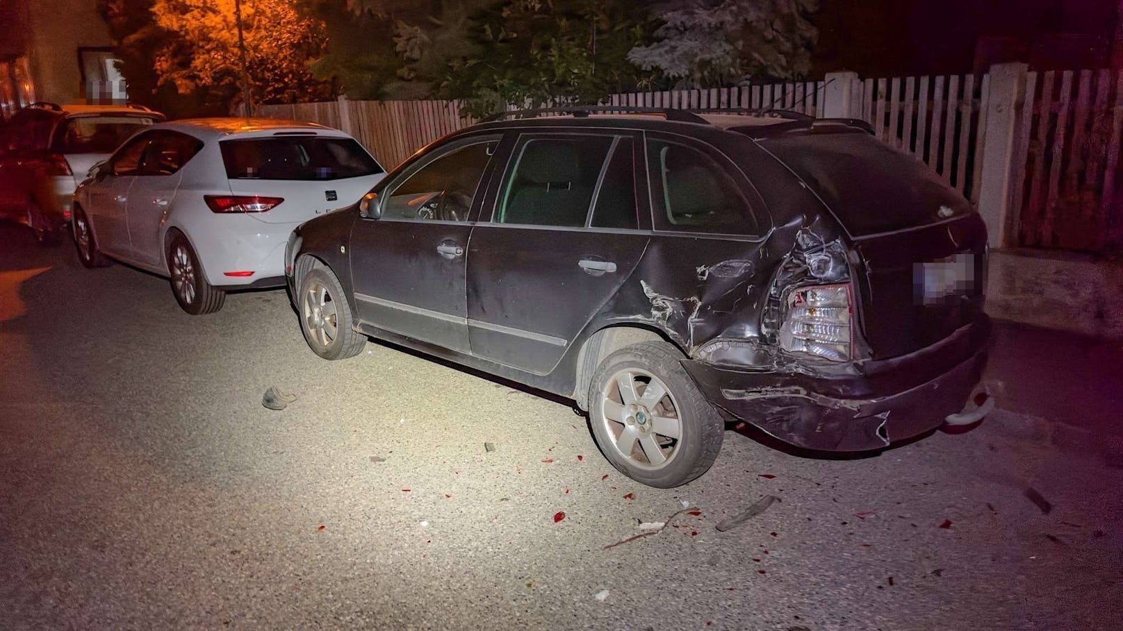 Alko-Lenker krachte mit Pkw in geparkte Fahrzeuge